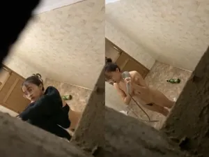 Quay lén người yêu vú đẹp tắm, khe cô bé chảy nước ròng ròng