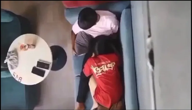 Quay lén nhân tình liếm mút cho con ghệ nơi công cộng